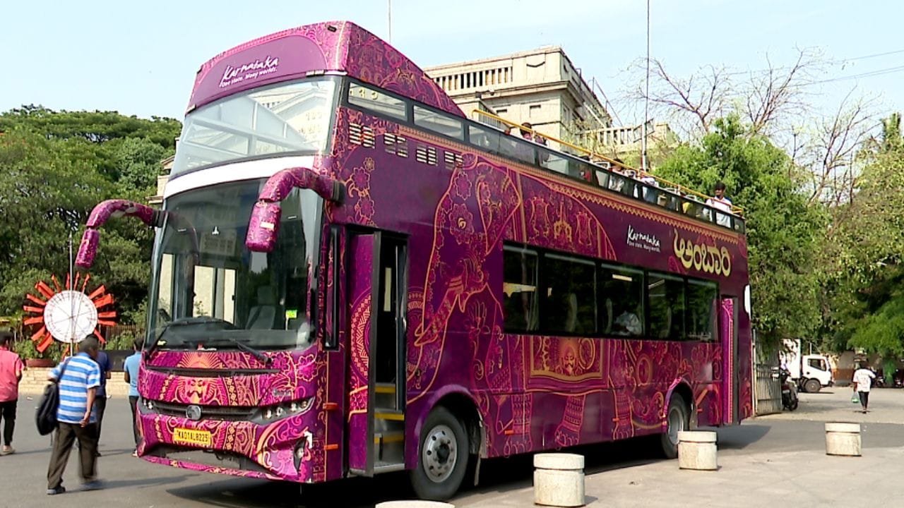 ಸಿಲಿಕಾನ್ ಸಿಟಿಯಲ್ಲಿ ಸೂರ್ಯನ ಪ್ರತಾಪ ಜೋರಾಗಿದ್ದರೂ, ಬೆಂಗಳೂರಿಗರ ಉತ್ಸಾಹ ಮಾತ್ರ ಕುಗ್ಗಿಲ್ಲ. ಬಿಸಿಲ ಬೇಗೆಯ ನಡುವೆಯೂ ಪ್ರವಾಸೋದ್ಯಮ ಇಲಾಖೆ ಪರಿಚಯಿಸಿರುವ 'ಅಂಬಾರಿ' (Ambari) ಡಬಲ್ ಡೆಕ್ಕರ್ ಬಸ್ ಏರಿ ನಗರದ ಸೌಂದರ್ಯ ಸವಿಯಲು ಪ್ರವಾಸಿಗರು ಮುಗಿಬೀಳುತ್ತಿದ್ದಾರೆ.
