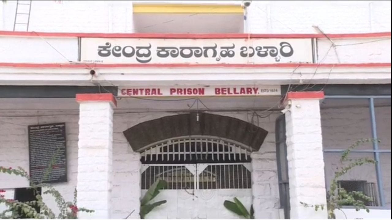 ಬೀಡಿ, ಸಿಗರೇಟ್ ವಿಚಾರಕ್ಕೆ ಜೈಲಲ್ಲೇ ಡಿಶುಂ ಡಿಶುಂ: ಸಿಬ್ಬಂದಿ ಮೇಲೆ ಕೈದಿಗಳ ಅಟ್ಯಾಕ್