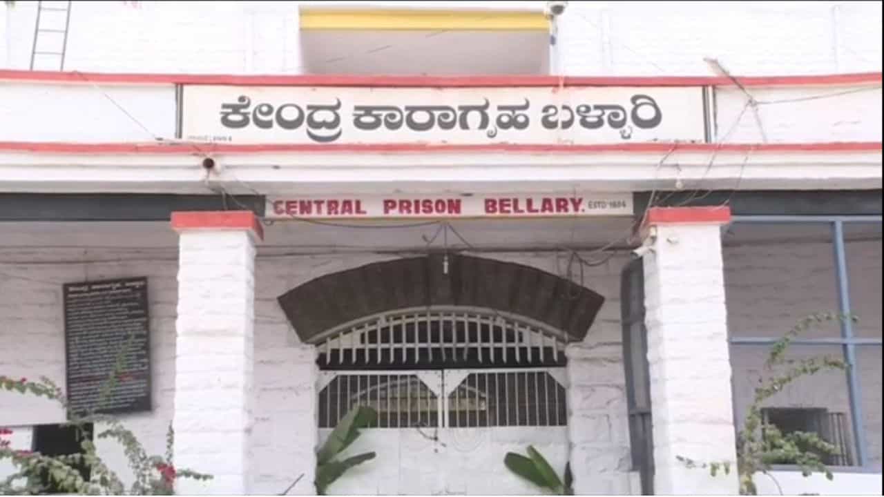 ಬೀಡಿ, ಸಿಗರೇಟ್ ವಿಚಾರಕ್ಕೆ ಜೈಲಲ್ಲೇ ಡಿಶುಂ ಡಿಶುಂ: ಸಿಬ್ಬಂದಿ ಮೇಲೆ ಕೈದಿಗಳ ಅಟ್ಯಾಕ್ ಬೀಡಿ, ಸಿಗರೇಟ್ ವಿಚಾರಕ್ಕೆ ಜೈಲಲ್ಲೇ ಡಿಶುಂ ಡಿಶುಂ: ಸಿಬ್ಬಂದಿ ಮೇಲೆ ಕೈದಿಗಳ ಅಟ್ಯಾಕ್