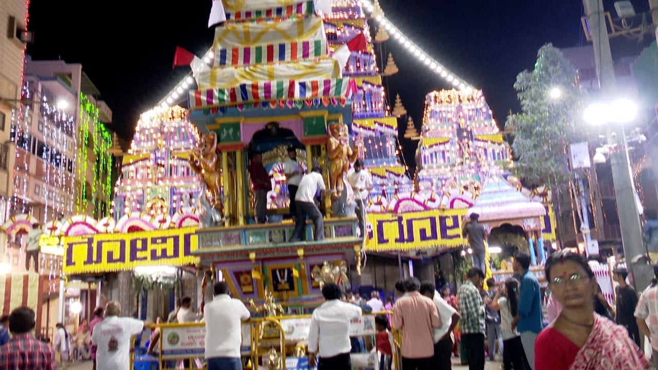 ಬೆಂಗಳೂರಿನ ಧಾರ್ಮಿಕ ವೈಭವದ ಪ್ರತೀಕವಾದ 'ಬೆಂಗಳೂರು ಕರಗ' ಉತ್ಸವವು ತಡರಾತ್ರಿ ಅತ್ಯಂತ ಅದ್ಧೂರಿಯಾಗಿ ಮತ್ತು ಸಾಂಪ್ರದಾಯಿಕವಾಗಿ ಸಂಪನ್ನಗೊಂಡಿದೆ. ತಿಗಳರಪೇಟೆಯ ಧರ್ಮರಾಯ ಸ್ವಾಮಿ ದೇವಸ್ಥಾನದಿಂದ ಆರಂಭವಾದ ಈ ಶಕ್ತ್ಯೋತ್ಸವವನ್ನು ಕಣ್ಣುಂಬಿಕೊಳ್ಳಲು ಭಕ್ತಸಾಗರವೇ ಹರಿದುಬಂದಿತ್ತು.
