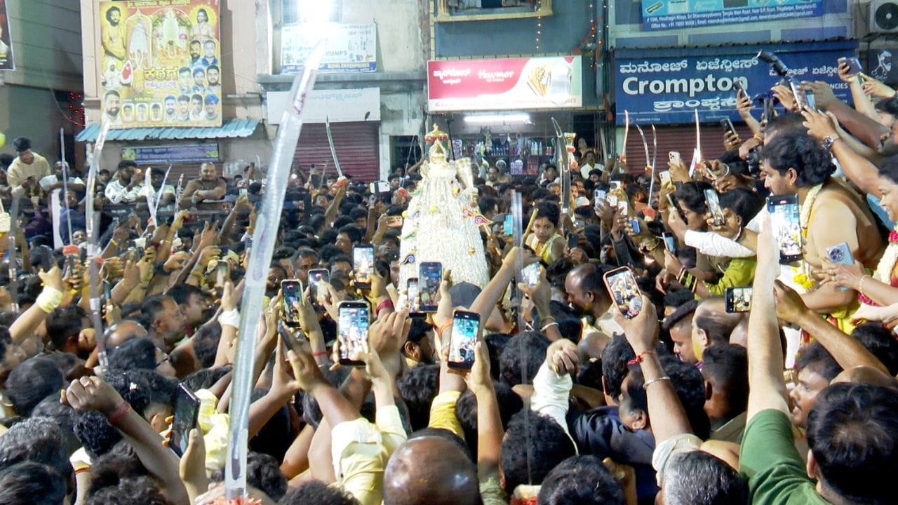 ಅರ್ಚಕ ಎ. ಜ್ಞಾನೇಂದ್ರ ಅವರು ಸತತ 16ನೇ ಬಾರಿಗೆ ಮಲ್ಲಿಗೆ ಹೂವಿನಿಂದ ಅಲಂಕೃತಗೊಂಡ ದ್ರೌಪದಮ್ಮನ ಕರಗವನ್ನು ಹೊತ್ತು ಸಾಗಿದರು. ಧಾರ್ಮಿಕ ವಿಧಿವಿಧಾನಗಳ ನಂತರ ಹಸಿ ಕರಗ ದೇವಸ್ಥಾನದಿಂದ ಹೊರಬರುತ್ತಿದ್ದಂತೆ ಭಕ್ತರ ಹರ್ಷೋದ್ಗಾರ ಮುಗಿಲುಮುಟ್ಟಿತ್ತು. 
