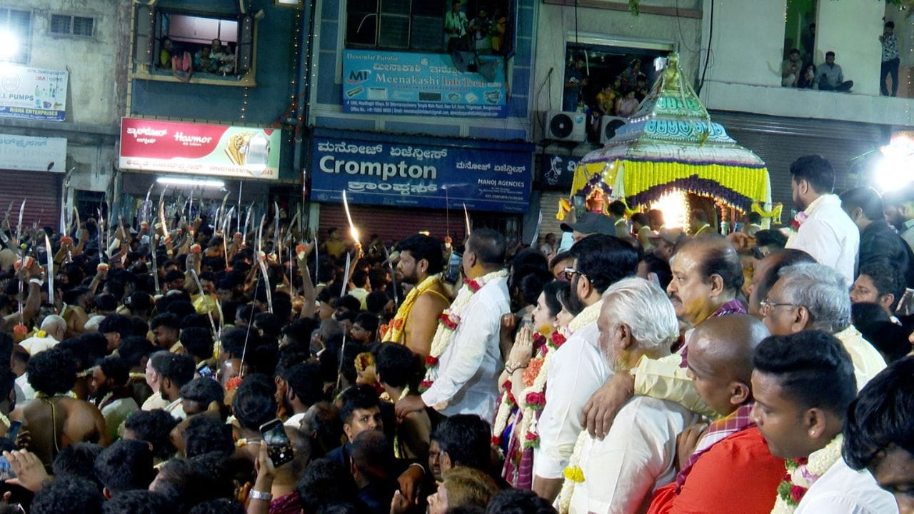 ಕೈಯಲ್ಲಿ ಖಡ್ಗ ಹಿಡಿದು 'ಗೋವಿಂದ.. ಗೋವಿಂದ..' ಎಂದು ನಾಮಸ್ಮರಣೆ ಮಾಡುತ್ತಿದ್ದ ವೀರಕುಮಾರರ ಸಾಹಸ ಮೆರವಣಿಗೆಗೆ ವಿಶೇಷ ಕಳೆ ನೀಡಿತ್ತು.  ಮುಜರಾಯಿ ಸಚಿವ ರಾಮಲಿಂಗಾರೆಡ್ಡಿ, ಶಾಸಕರಾದ ಗರುಡಾಚಾರ್ ಮತ್ತು ಎನ್.ಎ. ಹ್ಯಾರಿಸ್ ಸೇರಿದಂತೆ ಹಲವು ಗಣ್ಯರು ದ್ರೌಪದಮ್ಮನ ದರ್ಶನ ಪಡೆದರು. 
