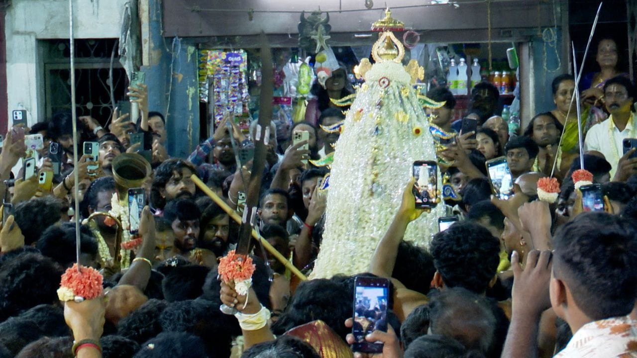 "ಬೆಂಗಳೂರು ಕರಗ ಕೇವಲ ಒಂದು ಉತ್ಸವವಲ್ಲ, ಇದು ನಮ್ಮ ಸಂಸ್ಕೃತಿಯ ಬೇರು. ಭಕ್ತರ ಸಂಭ್ರಮ ಮತ್ತು ವ್ಯವಸ್ಥಿತ ಆಚರಣೆ ನಮಗೆ ಹೆಮ್ಮೆ ತಂದಿದೆ ಎಂದು ಸಚಿವ ರಾಮಲಿಂಗಾರೆಡ್ಡಿ ಹೇಳಿದರು. 