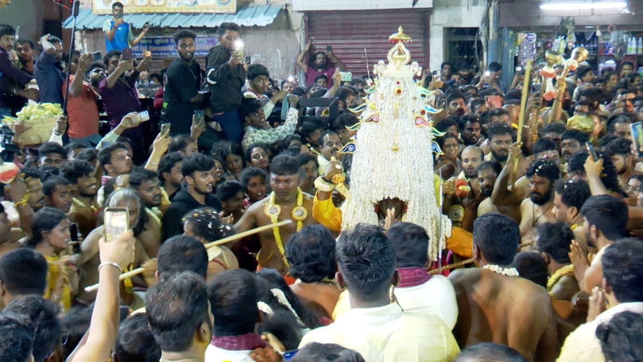 ಧರ್ಮರಾಯಸ್ವಾಮಿ ದೇವಸ್ಥಾನದಿಂದ ಹೊರಟ ಕರಗವು ದೊಡ್ಡಪೇಟೆ, ಕೋಟೆ ಆಂಜನೇಯಸ್ವಾಮಿ ದೇವಸ್ಥಾನ, ಕೆ.ಆರ್. ಮಾರುಕಟ್ಟೆಯ ಉದ್ಭವ ಗಣಪತಿ, ಅರಳೇಪೇಟೆಯ ಲಕ್ಷ್ಮೀನಾರಾಯಣಸ್ವಾಮಿ ದೇವಸ್ಥಾನ, ಅಣ್ಣಮ್ಮ ದೇವಿ ದೇವಸ್ಥಾನ ಮತ್ತು ಯಲಹಂಕ ಗೇಟ್ ಆಂಜನೇಯಸ್ವಾಮಿ ದೇವಸ್ಥಾನಗಳಿಗೆ ಭೇಟಿ ನೀಡಿ ಪೂಜೆ ಸ್ವೀಕರಿಸಿತು. 
