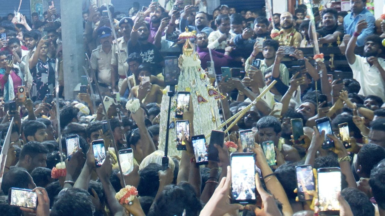 ಪ್ರತಿಬಾರಿಯಂತೆ ಈ ಬಾರಿಯೂ ಕರಗವು ಚಿಕ್ಕಪೇಟೆಯ ಹಜ್ರತ್ ತವಕ್ಕಲ್ ಶಾ ಮಸ್ತಾನ್ ದರ್ಗಾಕ್ಕೆ ಭೇಟಿ ನೀಡಿತು. ಮುಸ್ಲಿಂ ಬಾಂಧವರು ಸಾಂಪ್ರದಾಯಿಕವಾಗಿ ಸ್ವಾಗತಿಸಿ ಪೂಜೆ ಸಲ್ಲಿಸುವ ಮೂಲಕ ಕೋಮು ಸೌಹಾರ್ದತೆಯನ್ನು ಮೆರೆದರು. 
