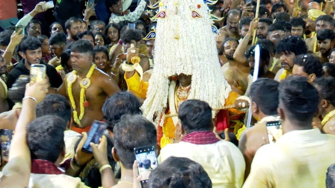 ಬೆಂಗಳೂರಿನಲ್ಲಿ ಕರಗ ವೈಭವ!