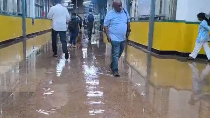 ಬೆಂಗಳೂರು ಮಳೆ ಅವಾಂತರ: ಬನಶಂಕರಿ ಮೆಟ್ರೋ ನಿಲ್ದಾಣಕ್ಕೂ ನುಗ್ಗಿದ ನೀರು ಬೆಂಗಳೂರು ಮಳೆ ಅವಾಂತರ: ಬನಶಂಕರಿ ಮೆಟ್ರೋ ನಿಲ್ದಾಣಕ್ಕೂ ನುಗ್ಗಿದ ನೀರು