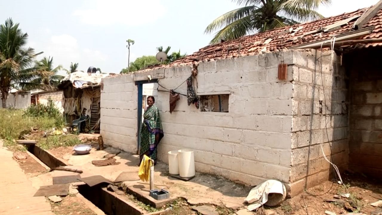 ಶಿವಮೊಗ್ಗ ಜಿಲ್ಲೆಯಲ್ಲಿ ನಿನ್ನೆ ಸುರಿದ ಗಾಳಿ ಮಳೆ ಅವಾಂತರಗಳನ್ನೇ ಸೃಷ್ಟಿ ಮಾಡಿದೆ. ಭದ್ರಾವತಿ ತಾಲೂಕಿನಲ್ಲಿ ಸುರಿದ ಮಳೆಯು ಜನರ ಮತ್ತು ರೈತರ ಬದುಕು ಮೂರಾಬಟ್ಟೆ ಮಾಡಿದೆ. ತಾಲೂಕಿನ ಹೊಳೆಹೊನ್ನೂರು ಹೋಬಳಿ ಕೈಮರ,ನಾಗಸಮುದ್ರ, ಸನ್ಯಾಸಿಕೋಡಿಮಗ್ಗಿ, ಲಕ್ಷ್ಮಿಪುರ, ಮೈದೊಳಲು, ಮುಂಗೋಟೆ ಹೀಗೆ ಹತ್ತಾರು ಹಳ್ಳಿಯ ಜನರು ಗಾಳಿ ಮಳೆ ಮಾಡಿರುವ ಹಾನಿಯಿಂದ ಅಕ್ಷರಶಃ ಬೆಚ್ಚಿಬಿದ್ದಿದ್ದಾರೆ.