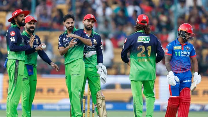 RCB vs DC: W,W,W.. ಒಂದೇ ಓವರ್ನಲ್ಲಿ 2 ವಿಕೆಟ್ ಉರುಳಿಸಿದ ಭುವಿ RCB vs DC: W,W,W.. ಒಂದೇ ಓವರ್ನಲ್ಲಿ 2 ವಿಕೆಟ್ ಉರುಳಿಸಿದ ಭುವಿ