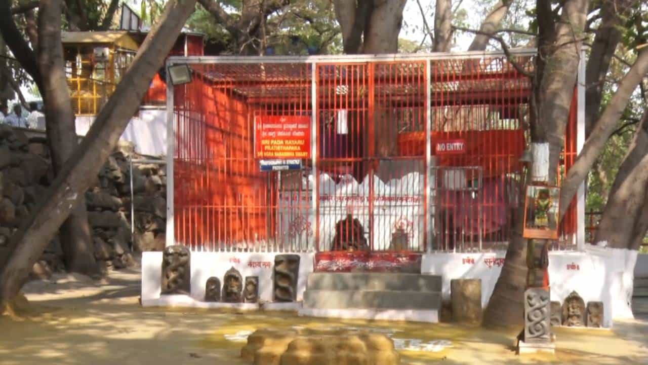 ಬೂದಿ ಮುಚ್ಚಿದ ಕೆಂಡವಾದ ರಾಯರ ಜಪದ ಕಟ್ಟೆ ವಿವಾದ: ಅರ್ಚಕರ ಕುಟುಂಬದಿಂದ ಕಾನೂನು ಹೋರಾಟದ ಚಿಂತನೆ ಬೂದಿ ಮುಚ್ಚಿದ ಕೆಂಡವಾದ ರಾಯರ ಜಪದ ಕಟ್ಟೆ ವಿವಾದ: ಅರ್ಚಕರ ಕುಟುಂಬದಿಂದ ಕಾನೂನು ಹೋರಾಟದ ಚಿಂತನೆ
