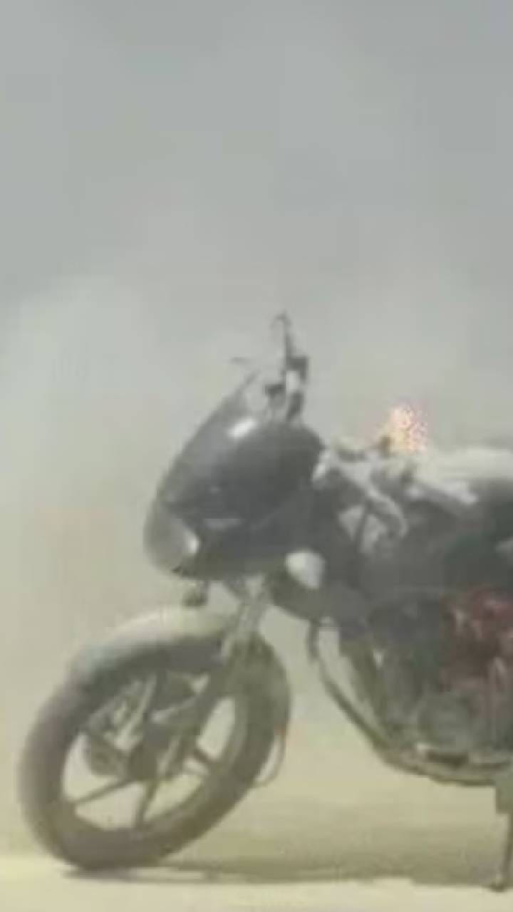 ಪೆಟ್ರೋಲ್​​ ಪಂಪ್​​ನಲ್ಲಿ ಏಕಾಏಕಿ ಬೈಕಿಗೆ ಹೊತ್ತಿಕೊಂಡ ಬೆಂಕಿ