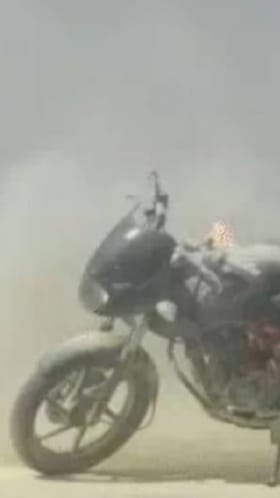 ಪೆಟ್ರೋಲ್​​ ಪಂಪ್​​ನಲ್ಲಿ ಏಕಾಏಕಿ ಬೈಕಿಗೆ ಹೊತ್ತಿಕೊಂಡ ಬೆಂಕಿ