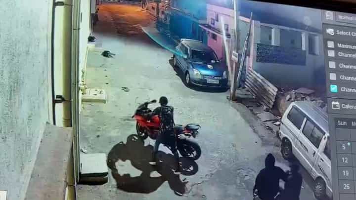 ಸಾಲ ಮಾಡಿ ತಂದಿದ್ದ ‘ಕನಸಿನ ಬೈಕ್’ ಕೊಂಡ ರಾತ್ರಿಯೇ ಕಳ್ಳತನ! ಕೆಟಿಎಂ ಬೈಕ್ ಕಳವಿನ ಕೃತ್ಯ ಸಿಸಿಟಿವಿಲಿ ಸೆರೆ ಸಾಲ ಮಾಡಿ ತಂದಿದ್ದ ‘ಕನಸಿನ ಬೈಕ್’ ಕೊಂಡ ರಾತ್ರಿಯೇ ಕಳ್ಳತನ! ಕೆಟಿಎಂ ಬೈಕ್ ಕಳವಿನ ಕೃತ್ಯ ಸಿಸಿಟಿವಿಲಿ ಸೆರೆ