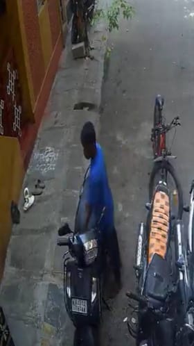 ಬೆಂಗಳೂರಿನಲ್ಲಿ ಹಾಡಹಗಲೇ ಬೈಕ್ ಕದ್ದೊಯ್ದ ಖದೀಮ