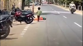 ಬಿಸಿಲಲ್ಲಿ ಕುಸಿದುಬಿದ್ದ ತಾಯಿ, ಯಾರ್ಯಾರನ್ನೋ ಬೇಡಿ ನೀರು ತಂದ ಮಗ