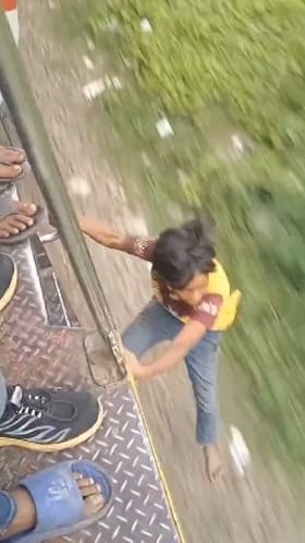 ರೈಲಿನಿಂದ ಇಳಿಯಲು ಇಬ್ಬರು ಬಾಲಕರ ಅಪಾಯಕಾರಿ ಸಾಹಸ