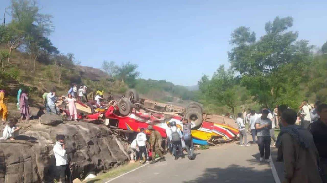Jammu Kashmir Bus Accident: ರಾಮನಗರ-ಉಧಂಪುರ ಹೆದ್ದಾರಿಯಲ್ಲಿ ನಿಯಂತ್ರಣ ತಪ್ಪಿ ಬಸ್ ಪಲ್ಟಿ, 20ಕ್ಕೂ ಅಧಿಕ ಮಂದಿ ಸಾವು Jammu Kashmir Bus Accident: ರಾಮನಗರ-ಉಧಂಪುರ ಹೆದ್ದಾರಿಯಲ್ಲಿ ನಿಯಂತ್ರಣ ತಪ್ಪಿ ಬಸ್ ಪಲ್ಟಿ, 20ಕ್ಕೂ ಅಧಿಕ ಮಂದಿ ಸಾವು