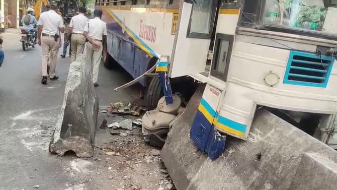 ಡಿವೈಡರ್​​ಗೆ ಗುದ್ದಿದ ಬಸ್​​: ಅಪಘಾತದ ತೀವ್ರತೆಗೆ ಕಿತ್ತು ಬಂದ ಎಂಜಿನ್!