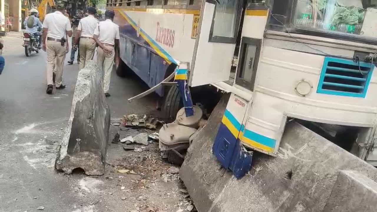 ಡಿವೈಡರ್ಗೆ ಗುದ್ದಿದ ಸಾರಿಗೆ ಬಸ್: ಅಪಘಾತದ ತೀವ್ರತೆಗೆ ಕಿತ್ತು ಬಂದ ಎಂಜಿನ್, ಮುಂಬದಿ ಚಕ್ರಗಳು! ಡಿವೈಡರ್ಗೆ ಗುದ್ದಿದ ಸಾರಿಗೆ ಬಸ್: ಅಪಘಾತದ ತೀವ್ರತೆಗೆ ಕಿತ್ತು ಬಂದ ಎಂಜಿನ್, ಮುಂಬದಿ ಚಕ್ರಗಳು!