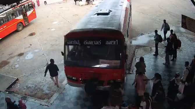 ಜನರ ಮೇಲೆ ನುಗ್ಗಿದ ಬಸ್, ಭಯಾನಕ ವಿಡಿಯೋ ಸಿಸಿ ಕ್ಯಾಮರಾದಲ್ಲಿ ಸೆರೆ