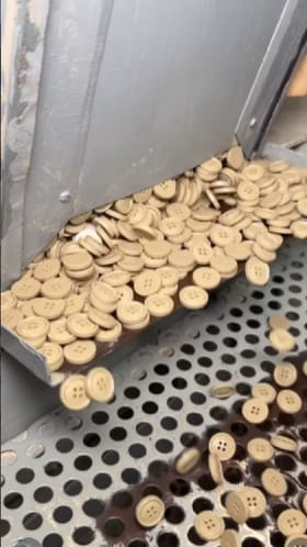 ಶರ್ಟ್​, ಪ್ಯಾಂಟ್​ ಬಟನ್ ಹೇಗೆ ತಯಾರಾಗುತ್ತೆ ನೋಡಿ