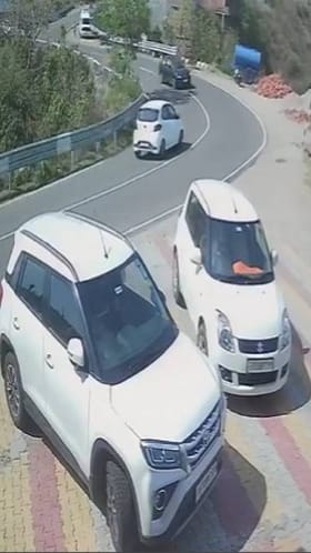 ಕರ್ವಿಂಗ್​​ನಲ್ಲಿ ವೇಗವಾಗಿ ಕಾರು ಓಡಿಸಿದ್ರೆ ಏನಾಗುತ್ತೆ ನೋಡಿ, ಎದೆ ಝೆಲ್ಲೆನಿಸೋ ವಿಡಿಯೋ