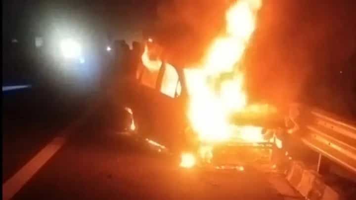 Video: ದೆಹಲಿ-ಮುಂಬೈ ಎಕ್ಸ್ಪ್ರೆಸ್ವೇಯಲ್ಲಿ ಚಲಿಸುತ್ತಿದ್ದ ಕಾರಿಗೆ ಬೆಂಕಿ, ಐವರು ಸಜೀವದಹನ Video: ದೆಹಲಿ-ಮುಂಬೈ ಎಕ್ಸ್ಪ್ರೆಸ್ವೇಯಲ್ಲಿ ಚಲಿಸುತ್ತಿದ್ದ ಕಾರಿಗೆ ಬೆಂಕಿ, ಐವರು ಸಜೀವದಹನ