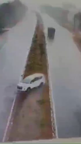 ಡಿವೈಡರ್ ಹಾರಿ ಲಾರಿಗೆ ಡಿಕ್ಕಿಯಾಗಿ ಪಲ್ಟಿಯಾದ ಕಾರು