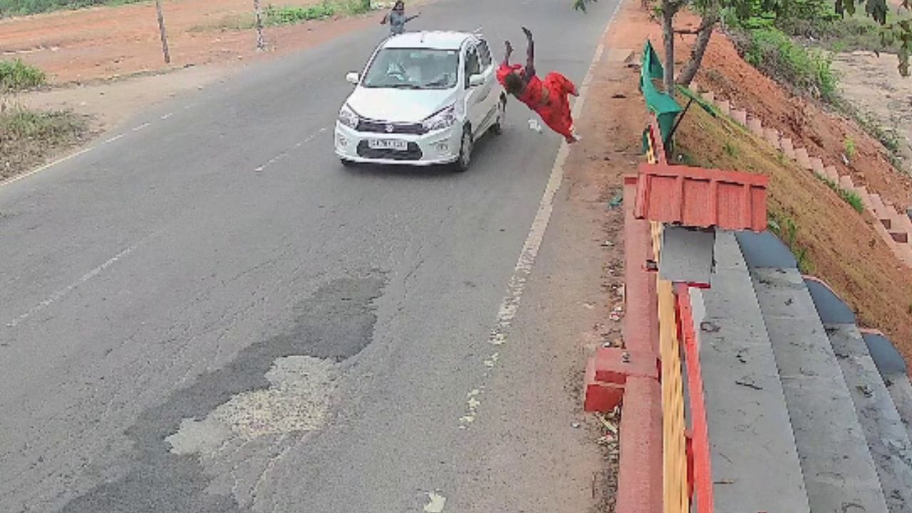 ಬಂಟ್ವಾಳ: ಕಾರು ಡಿಕ್ಕಿಯಾದ ರಭಸಕ್ಕೆ ಮೇಲೆ ಹಾರಿ ಹತ್ತಾರು ಅಡಿ ದೂರಕ್ಕುರುಳಿದ ಮಹಿಳೆ, ಮೈಜುಂ ಎನ್ನಿಸೋ ವಿಡಿಯೋ ವೈರಲ್ ಬಂಟ್ವಾಳ: ಕಾರು ಡಿಕ್ಕಿಯಾದ ರಭಸಕ್ಕೆ ಮೇಲೆ ಹಾರಿ ಹತ್ತಾರು ಅಡಿ ದೂರಕ್ಕುರುಳಿದ ಮಹಿಳೆ, ಮೈಜುಂ ಎನ್ನಿಸೋ ವಿಡಿಯೋ ವೈರಲ್