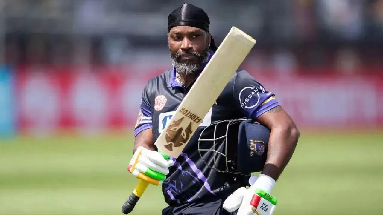 ಇನ್ನು ಟಿ20 ಕ್ರಿಕೆಟ್​ನಲ್ಲಿ ಅತ್ಯಧಿಕ ರನ್ ಕಲೆಹಾಕಿದ ವಿಶ್ವ ದಾಖಲೆ ವೆಸ್ಟ್ ಇಂಡೀಸ್ ಕ್ರಿಕೆಟಿಗ ಕ್ರಿಸ್ ಗೇಲ್ ಹೆಸರಿನಲ್ಲಿದೆ. 2005 ರಿಂದ 2022 ರವರೆಗೆ ವೆಸ್ಟ್ ಇಂಡೀಸ್ ಸೇರಿದಂತೆ ವಿವಿಧ ತಂಡಗಳ ಪರ ಕಣಕ್ಕಿಳಿದಿರುವ ಕ್ರಿಸ್ ಗೇಲ್ 455 ಇನಿಂಗ್ಸ್​ಗಳಿಂದ ಒಟ್ಟು 14562 ರನ್ ಕಲೆಹಾಕಿದ್ದಾರೆ. ಈ ಮೂಲಕ ಟಿ20 ಕ್ರಿಕೆಟ್​ನಲ್ಲಿ ಅತೀ ಹೆಚ್ಚು ರನ್ ಬಾರಿಸಿದ ಬ್ಯಾಟರ್ ಎನಿಸಿಕೊಂಡಿದ್ದಾರೆ.