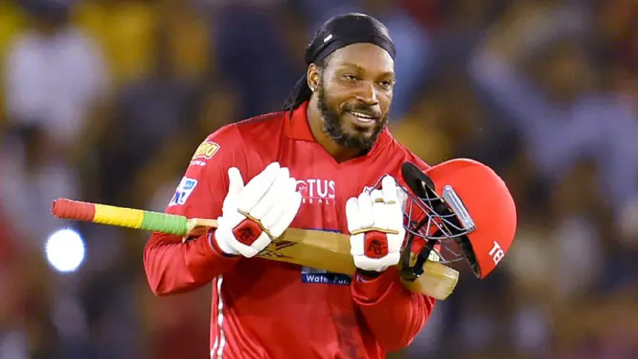 ವೆಸ್ಟ್ ಇಂಡೀಸ್ ಹಾಗೂ ವಿವಿಧ ಲೀಗ್​ಗಳಲ್ಲಿ 455 ಇನಿಂಗ್ಸ್ ಆಡಿರುವ ಕ್ರಿಸ್ ಗೇಲ್ 46 ಬಾರಿ ಶತಕದ ಜೊತೆಯಾಟವಾಡಿದ್ದಾರೆ. ಈ ಮೂಲಕ ಟಿ20 ಕ್ರಿಕೆಟ್​ ಇತಿಹಾಸದಲ್ಲಿ ಅತ್ಯಧಿಕ ಬಾರಿ ಸೆಂಚುರಿ ಪಾರ್ಟನರ್​ಶಿಪ್ ಆಡಿದ ಬ್ಯಾಟರ್ ಎನಿಸಿಕೊಂಡಿದ್ದರು. ಇದೀಗ ಈ ದಾಖಲೆಯನ್ನು ಕೊಹ್ಲಿ ಮುರಿದಿದ್ದಾರೆ.