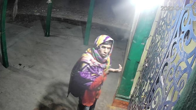 ದೇವರಿಗೆ ಕೈ ಮುಗಿದು, ಕುಂಕುಮ ಹಚ್ಚಿಕೊಂಡು ಹುಂಡಿ ಹಣ ಕದ್ದ ಕಳ್ಳ!