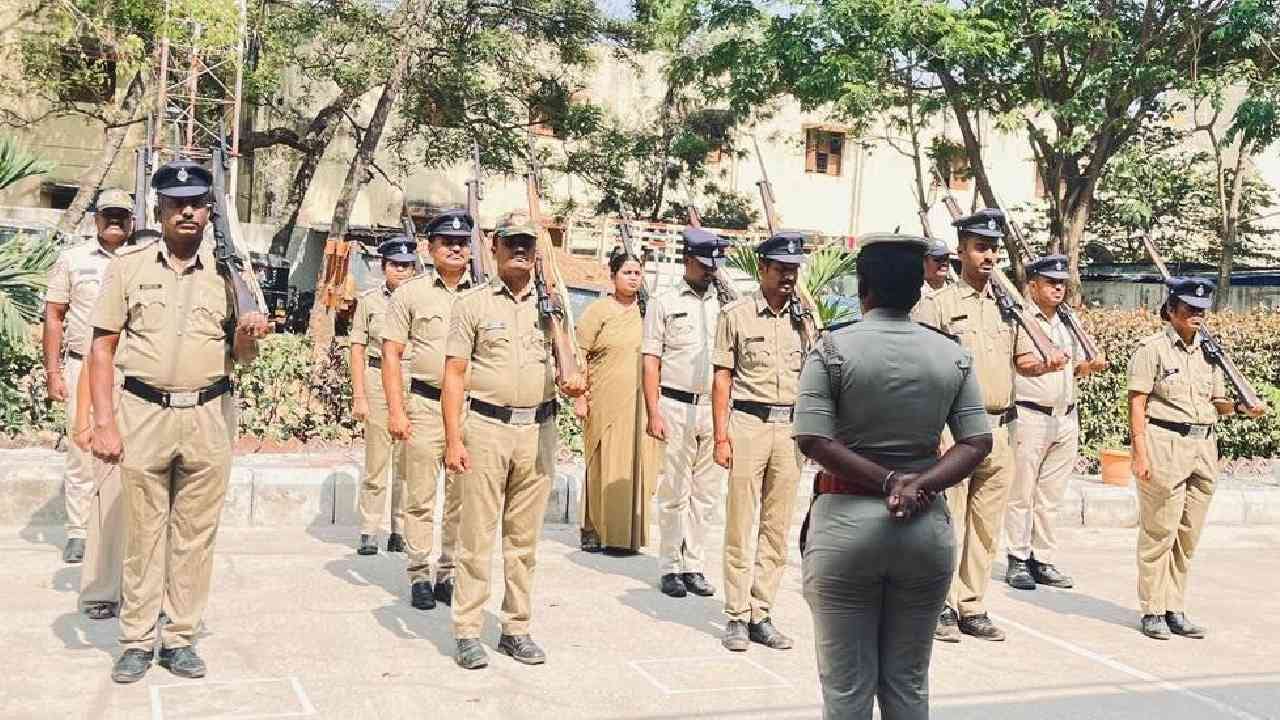 ಇದನ್ನು ಗಂಭೀರವಾಗಿ ಪರಿಗಣಿಸಿದ ಚಿತ್ರದುರ್ಗ ಜಿಲ್ಲಾ ಪೊಲೀಸ್ ವರಿಷ್ಠಾಧಿಕಾರಿ ರಂಜಿತ್ ಬಂಡಾರು ಅವರು
ಡಿವೈಎಸ್ಪಿ ಅರುಣ್ ಗೌಡ ನೇತೃತ್ವದಲ್ಲಿ ತನಿಖೆ ನಡೆಸಿ ವರದಿ  ನೀಡುವಂತೆ ಸೂಚನೆ ನೀಡಿದ್ದಾರೆ.