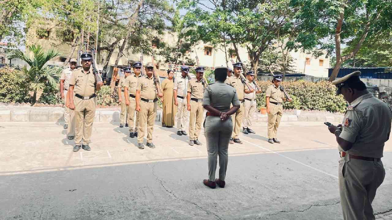 ಪೊಲೀಸ್ ಸಿಬ್ಬಂದಿಗೆ ಬಿಸಿಲಲ್ಲಿ ನಿಲ್ಲಿಸಿ ಶಿಕ್ಷಿ ವಿಧಿಸಿರುವುದು ನಿನ್ನೆ (ಏಪ್ರಿಲ್ 06). ಆದ್ರೆ, ಇಂದು ಫೋಟೋಗಳು ವೈರಲ್ ಆಗುತ್ತಿದ್ದು, ಈ ಸಂಬಂಧ ಪರ ವಿರೋಧಕ್ಕೆ ಕಾರಣವಾಗಿದೆ.