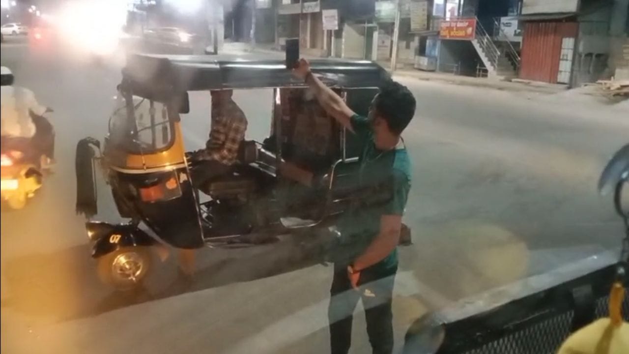 KSRTC ಬಸ್​ ಅಡ್ಡಗಟ್ಟಿ ಕುಡುಕರ ಕಿರಿಕ್​​: ಸೆಲ್ಫಿ ತೆಗೆದು ಆಟೋ ಚಾಲಕರ ಹುಚ್ಚಾಟ