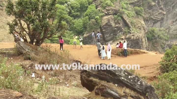 ಬಾಲಕಿ ಸಾವಿನ ಬಳಿಕವೂ ಎಚ್ಚೆತ್ತುಕೊಳ್ಳದ ಜಿಲ್ಲಾಡಳಿತ; ಚಂದ್ರದ್ರೋಣ ಪರ್ವತ ಸಾಲಿನಲ್ಲಿ ಮುಂದುವರೆದ ಪ್ರವಾಸಿಗರ ಹುಚ್ಚಾಟ! ಬಾಲಕಿ ಸಾವಿನ ಬಳಿಕವೂ ಎಚ್ಚೆತ್ತುಕೊಳ್ಳದ ಜಿಲ್ಲಾಡಳಿತ; ಚಂದ್ರದ್ರೋಣ ಪರ್ವತ ಸಾಲಿನಲ್ಲಿ ಮುಂದುವರೆದ ಪ್ರವಾಸಿಗರ ಹುಚ್ಚಾಟ!