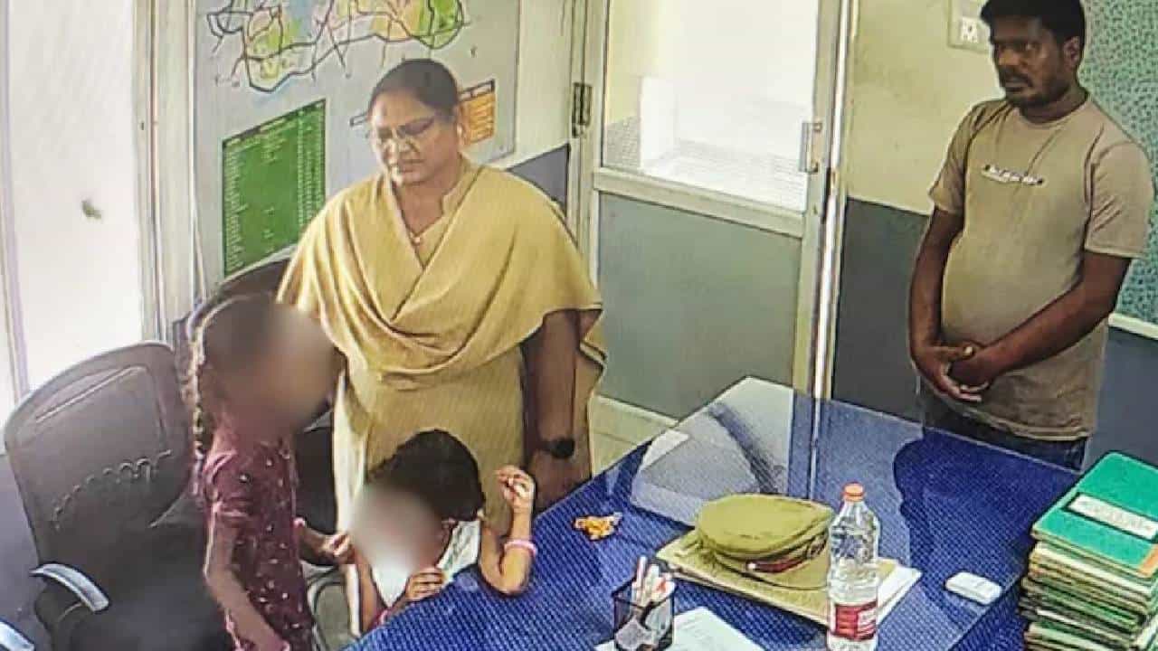 ಕರುಣೆ ಮರೆತ ಕಲ್ಲೆದೆಯ ಪೋಷಕರು, ಕೌನ್ಸೆಲಿಂಗ್ ವೇಳೆ ಗಲಾಟೆ ಮಾಡಿ ಹೆಣ್ಣುಮಕ್ಕಳನ್ನು ಪೊಲೀಸ್ ಠಾಣೆಯಲ್ಲೇ ಬಿಟ್ಟು ಹೋದ ದಂಪತಿ