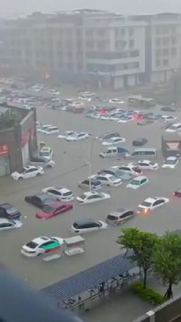 ಚೀನಾದ ಕಿನ್‌ಝೌನಲ್ಲಿ ಪ್ರವಾಹ; ವಾಹನಗಳೆಲ್ಲ ಮುಳುಗಡೆ