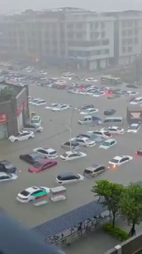 ಚೀನಾದ ಕಿನ್‌ಝೌನಲ್ಲಿ ಪ್ರವಾಹ; ವಾಹನಗಳೆಲ್ಲ ಮುಳುಗಡೆ