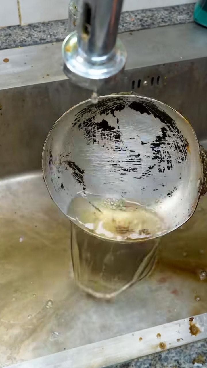 ಜಿಡ್ಡಿರುವ ಪಾತ್ರೆಗಳನ್ನು ಸ್ವಚ್ಛಗೊಳಿಸಲು ಸಿಂಪಲ್ ಐಡಿಯಾ