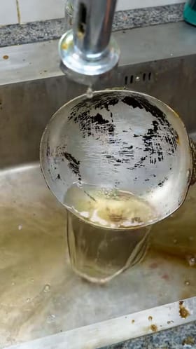 ಜಿಡ್ಡಿರುವ ಪಾತ್ರೆಗಳನ್ನು ಸ್ವಚ್ಛಗೊಳಿಸಲು ಸಿಂಪಲ್ ಐಡಿಯಾ