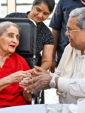 ದಿವಂಗತ ರಾಮಕೃಷ್ಣ ಹೆಗಡೆ ನಿವಾಸಕ್ಕೆ ಸಿಎಂ ಸಿದ್ದರಾಮಯ್ಯ ಭೇಟಿ