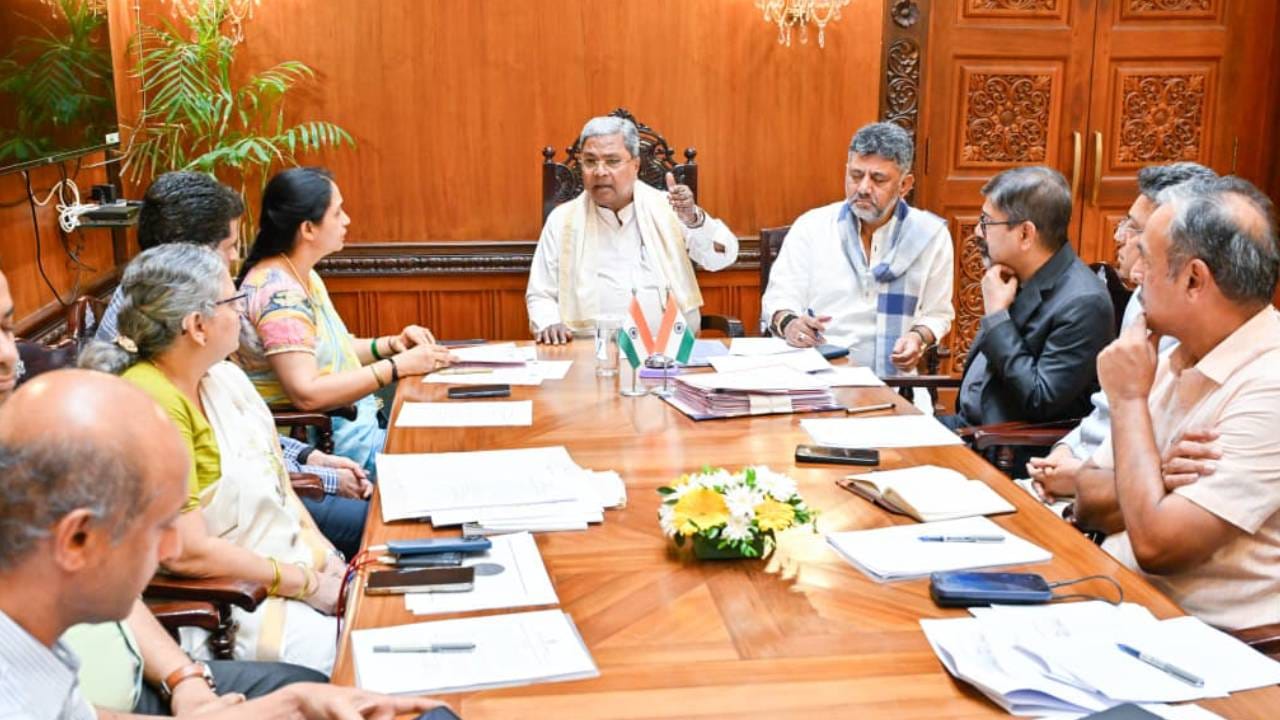 ಬೆಂಗಳೂರಿನಲ್ಲಿ ಮಳೆಯಿಂದ ಅವಾಂತರ ಬೆನ್ನಲ್ಲೇ ಸರ್ಕಾರ ಅಲರ್ಟ್: ಅಧಿಕಾರಿಗಳಿಗೆ ಸಿಎಂ ಖಡಕ್ ಸೂಚನೆ ಬೆಂಗಳೂರಿನಲ್ಲಿ ಮಳೆಯಿಂದ ಅವಾಂತರ ಬೆನ್ನಲ್ಲೇ ಸರ್ಕಾರ ಅಲರ್ಟ್: ಅಧಿಕಾರಿಗಳಿಗೆ ಸಿಎಂ ಖಡಕ್ ಸೂಚನೆ