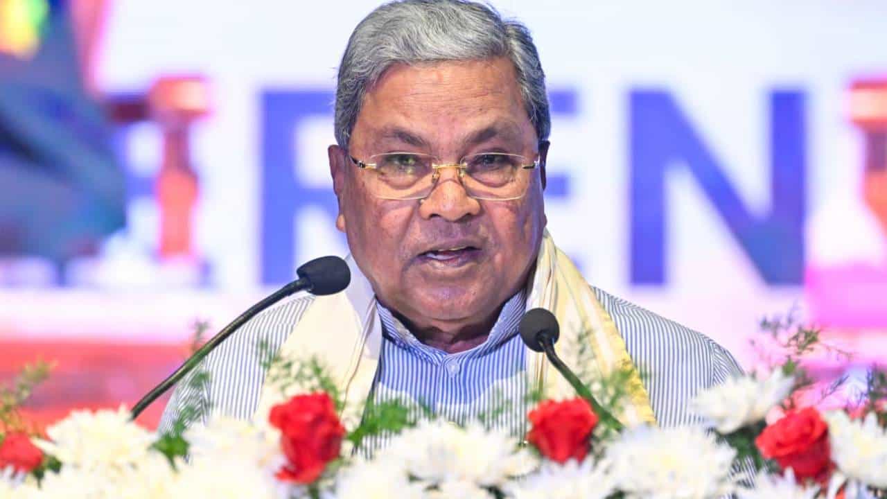 ಕೇಂದ್ರೀಯ ವಿದ್ಯಾಲಯಗಳ ವಸ್ತ್ರಸಂಹಿತೆ ವಿರೋಧಿಸಬೇಕಲ್ವಾ? ಹಿಜಾಬ್ ವಿರೋಧಿಸಿದ ಬಿಜೆಪಿಗರಿಗೆ ಸಿಎಂ ತಿರುಗೇಟು ಕೇಂದ್ರೀಯ ವಿದ್ಯಾಲಯಗಳ ವಸ್ತ್ರಸಂಹಿತೆ ವಿರೋಧಿಸಬೇಕಲ್ವಾ? ಹಿಜಾಬ್ ವಿರೋಧಿಸಿದ ಬಿಜೆಪಿಗರಿಗೆ ಸಿಎಂ ತಿರುಗೇಟು
