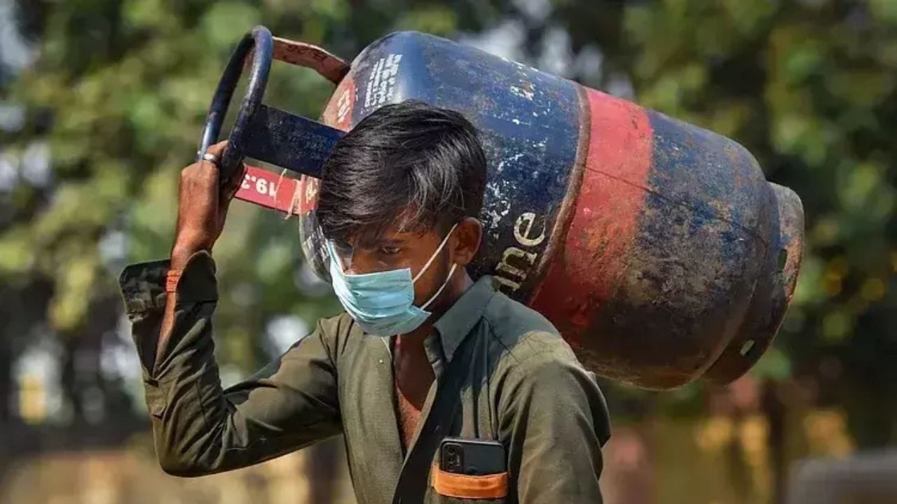 ವಾಣಿಜ್ಯ LPG ಸಿಲಿಂಡರ್ ಬೆಲೆ: ಗಾಯದ ಮೇಲೆ ಬರೆ; ಕಮರ್ಷಿಯಲ್ ಸಿಲಿಂಡರ್ ದರ 195ರೂ. ಎಣ್ಣೆ