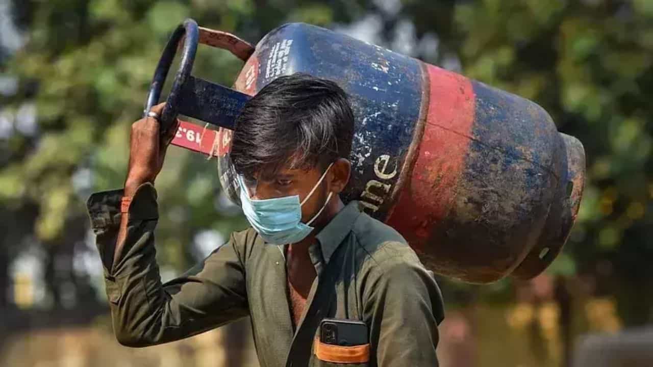 Commercial LPG Cylinder Price: ಗಾಯದ ಮೇಲೆ ಬರೆ; ಕಮರ್ಷಿಯಲ್ ಸಿಲಿಂಡರ್ ದರ 195ರೂ. ಹೆಚ್ಚಳ Commercial LPG Cylinder Price: ಗಾಯದ ಮೇಲೆ ಬರೆ; ಕಮರ್ಷಿಯಲ್ ಸಿಲಿಂಡರ್ ದರ 195ರೂ. ಹೆಚ್ಚಳ