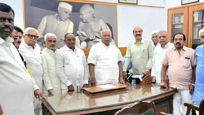 ಸಂಪುಟ ಪುನಾರಚನೆಗೆ ಎಐಸಿಸಿ ಅಧ್ಯಕ್ಷ ಖರ್ಗೆ ಮಹತ್ವದ ಭರವಸೆ: ಶಾಸಕರು ಖುಷ್​