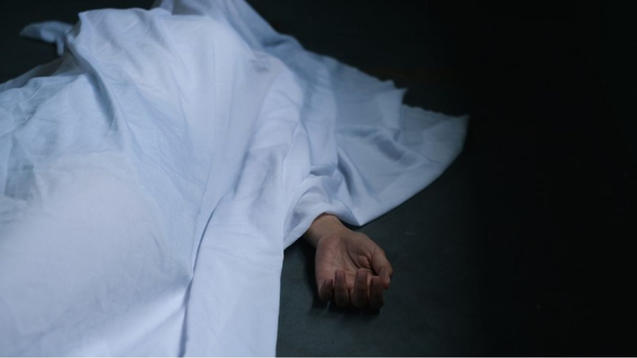 ಅನೈತಿಕ ಸಂಬಂಧಕ್ಕೆ ಅಡ್ಡಿ: ಪ್ರಿಯಕರನ ಜೊತೆ ಸೇರಿ ಪತಿಗೇ ಚಟ್ಟ ಕಟ್ಟಿದ ಪತ್ನಿ; ಕೊಲೆ ಬಳಿಕ ಅಮಾಯಕಳಂತೆ ನಾಟಕ ಅನೈತಿಕ ಸಂಬಂಧಕ್ಕೆ ಅಡ್ಡಿ: ಪ್ರಿಯಕರನ ಜೊತೆ ಸೇರಿ ಪತಿಗೇ ಚಟ್ಟ ಕಟ್ಟಿದ ಪತ್ನಿ; ಕೊಲೆ ಬಳಿಕ ಅಮಾಯಕಳಂತೆ ನಾಟಕ