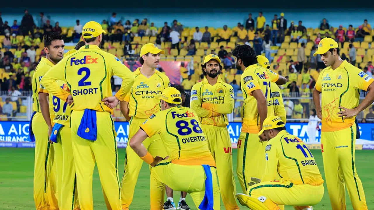 ಐಪಿಎಲ್ 2026 ರ ಆರಂಭದಿಂದಲೇ ಚೆನ್ನೈ ಸೂಪರ್ ಕಿಂಗ್ಸ್ ತಂಡ ಸಂಕಷ್ಟಗಳನ್ನು ಎದುರಿಸುತ್ತಿದೆ. ತಂಡವು ಈಗಾಗಲೇ ಸತತ ಮೂರು ಪಂದ್ಯಗಳನ್ನು ಸೋತಿದ್ದು, ಲೀಗ್ ಹಂತದಲ್ಲೇ ಟೂರ್ನಿಯಿಂದ ಹೊರಬೀಳುವ ಆತಂಕದಲ್ಲಿದೆ. ಮುಂದಿನ ಸುತ್ತಿಗೆ ಅರ್ಹತೆ ಪಡೆಯಬೇಕಾದರೆ ಉಳಿದಿರುವ ಎಲ್ಲಾ ಪಂದ್ಯಗಳನ್ನು ಗೆಲ್ಲಲೇಬೇಕಾಗಿದೆ.