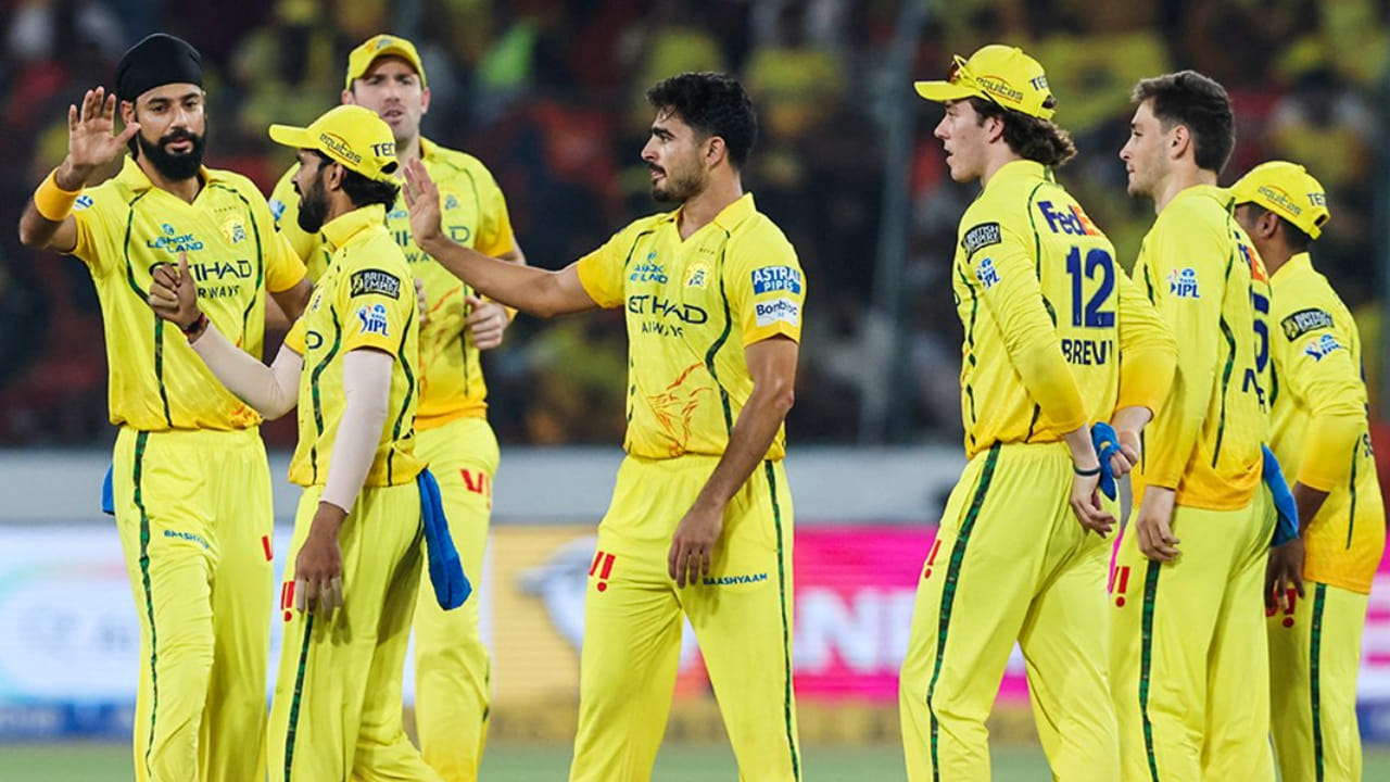 ಚೆನ್ನೈ ಸೂಪರ್ ಕಿಂಗ್ಸ್ ತಂಡ: ಮಹೇಂದ್ರ ಸಿಂಗ್ ಧೋನಿ, ರುತುರಾಜ್ ಗಾಯಕ್ವಾಡ್ (ನಾಯಕ), ಸಂಜು ಸ್ಯಾಮ್ಸನ್, ಡೆವಾಲ್ಡ್ ಬ್ರೆವಿಸ್, ಶಿವಂ ದುಬೆ, ಉರ್ವಿಲ್ ಪಟೇಲ್, ನೂರ್ ಅಹ್ಮದ್, ನಾಥನ್ ಎಲ್ಲಿಸ್, ಶ್ರೇಯಸ್ ಗೋಪಾಲ್, ರಾಮಕೃಷ್ಣ ಘೋಷ್, ಮುಕೇಶ್ ಚೌಧರಿ, ಜೇಮಿ ಓವರ್ಟನ್, ಗುರ್ಜಪನೀತ್ ಸಿಂಗ್, ಮ್ಯಾಥ್ಯೂ ಶಾರ್ಟ್, ಅಮನ್ ಖಾನ್, ಸರ್ಫರಾಜ್ ಖಾನ್, ಮ್ಯಾಟ್ ಹೆನ್ರಿ, ರಾಹುಲ್ ಚಾಹರ್, ಸ್ಪೆನ್ಸರ್ ಜಾನ್ಸನ್
